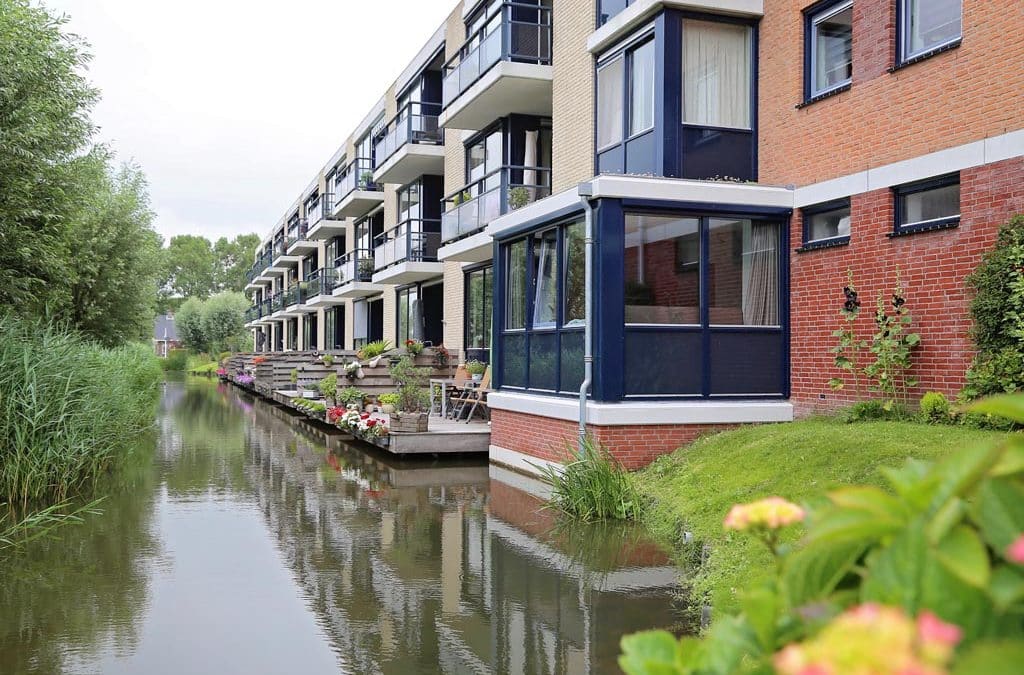 Aanbouw, gebouwd boven het water