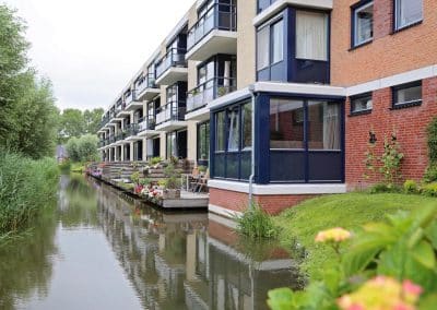 Aanbouw, gebouwd boven het water