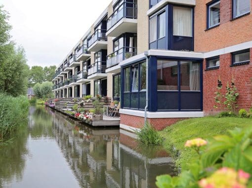 Aanbouw, gebouwd boven het water